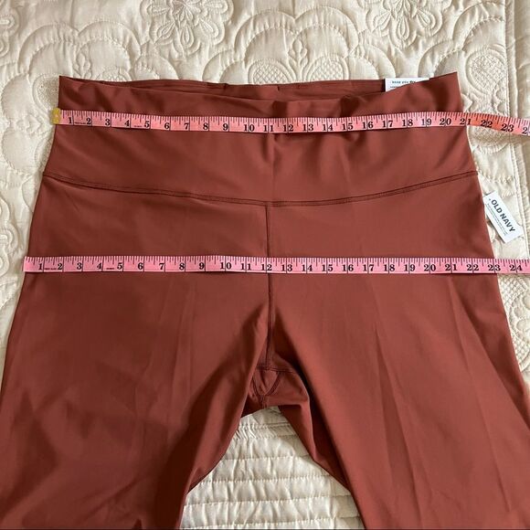 Old Navy Extra High Waisted Powersoft Hidden Pocket Leggings - Picture 10 of 11